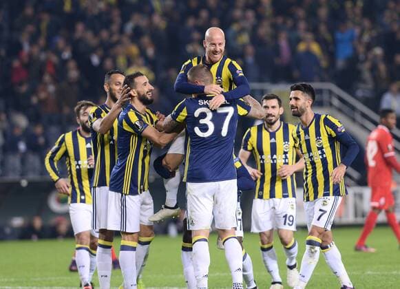 Fußball, EL, Fenerbahce Istanbul - Sorja Luhansk UEFA Europa League Group A day 5 match between Fenerbahce and Zorya Luhansk at Ulker Stadium in Istanbul , Turkey , November 24 , 2016. Pictured: Fenerbahce Players celebrates for Miroslav Stoch s goal. 
