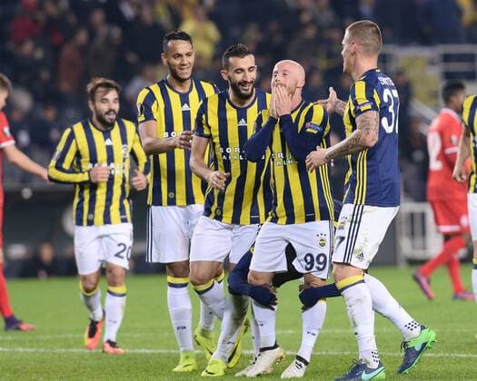 Fußball, EL, Fenerbahce Istanbul - Sorja Luhansk UEFA Europa League Group A day 5 match between Fenerbahce and Zorya Luhansk at Ulker Stadium in Istanbul , Turkey , November 24 , 2016. Pictured: Fenerbahce Players celebrates for Miroslav Stoch s goal. 