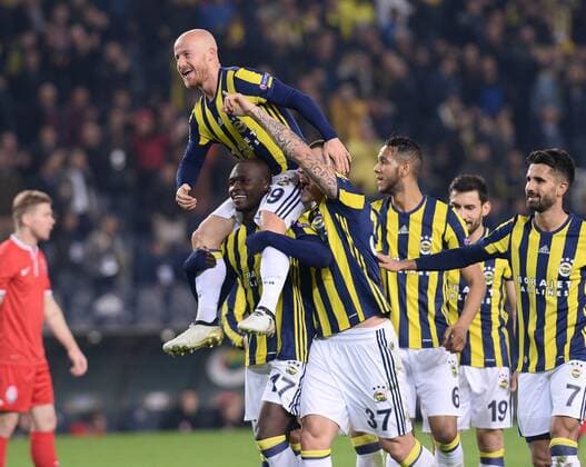 Bilder des Tages - SPORT UEFA Europa League Group A day 5 match between Fenerbahce and Zorya Luhansk at Ulker Stadium in Istanbul , Turkey , November 24 , 2016. Pictured: Fenerbahce Players celebrates for Miroslav Stoch s goal. 