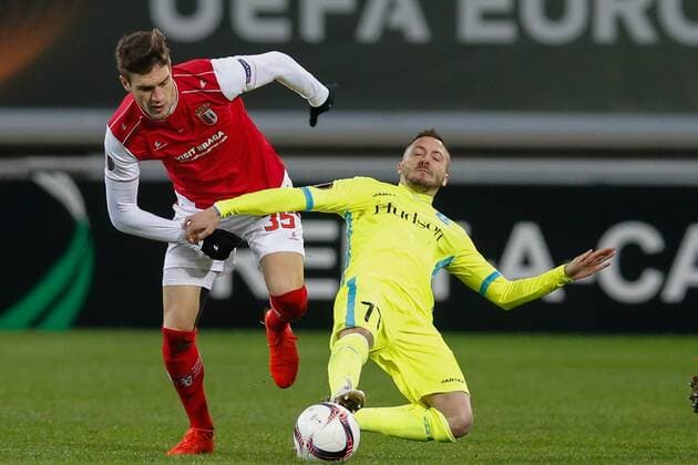 Braga s Nikola Vukcevic and Gent s Danijel Milicevic fight for the ball during a fifth game in the group stage (group H) of the Europa League competition between Belgian soccer team KAA Gent and Portugese team SC Braga, Thursday 24 November 2016, in Gent. BRUNOxFAHY  x04982454x