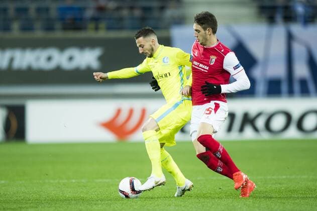 Gent s Danijel Milicevic and Braga s Nikola Vukcevic fight for the ball during a fifth game in the group stage (group H) of the Europa League competition between Belgian soccer team KAA Gent and Portugese team SC Braga, Thursday 24 November 2016, in Gent. JASPERxJACOBS  x04982462x