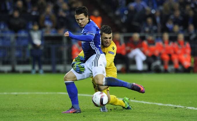 Bilder des Tages - SPORT Fussball, UEFA Europe League, Herren, Saison 2016 2017, Gruppe I, 5. Spieltag, VELTINS Arena Gelsenkirchen: FC Schalke 04, S04 (blau) - OGC Nizza (weiss); Yevhen Konoplyanka (S04) erzielt das Tor zum 1:0 gegen Yoan Cardinale (Nizza), Aktion.