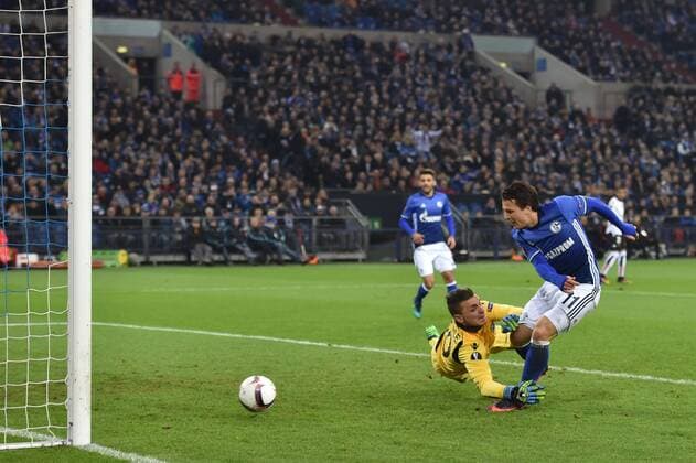 24.11.2016, Fussball UEFA Europa League, 2016 17, 5. Spieltag, FC Schalke 04 - OGC Nizza, Yevhen KONOPLYANKA (FC Schalke 04) erzielt das Tor zum 1 zu 0 gegen Yuan Cardinale (OGC Nizza)