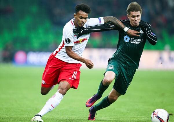 SOCCER - EL, Krasnodar vs RBS KRASNODAR,RUSSIA,24.NOV.16 - SOCCER - UEFA Europa League, group stage, FK Krasnodar vs Red Bull Salzburg. Image shows Valentino Lazaro (RBS) and Dmitri Torbinski (Krasnodar). GEPAxpictures xFelixxRoittner