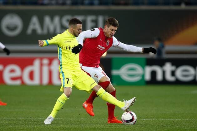 Gent s Danijel Milicevic and Braga s Nikola Vukcevic fight for the ball during a fifth game in the group stage (group H) of the Europa League competition between Belgian soccer team KAA Gent and Portugese team SC Braga, Thursday 24 November 2016, in Gent. BRUNOxFAHY  x04982500x