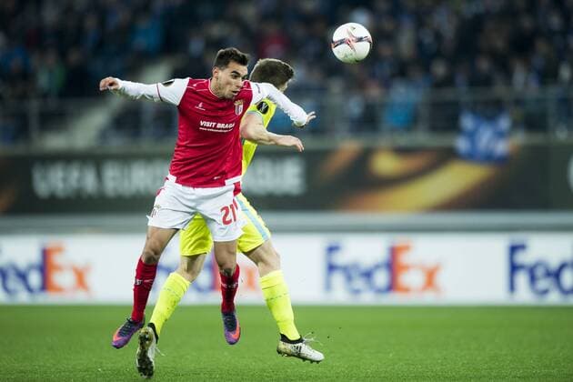 Braga s Ricardo Horta and Gent s Thomas Foket fight for the ball during a fifth game in the group stage (group H) of the Europa League competition between Belgian soccer team KAA Gent and Portugese team SC Braga, Thursday 24 November 2016, in Gent. JASPERxJACOBS  x04982506x