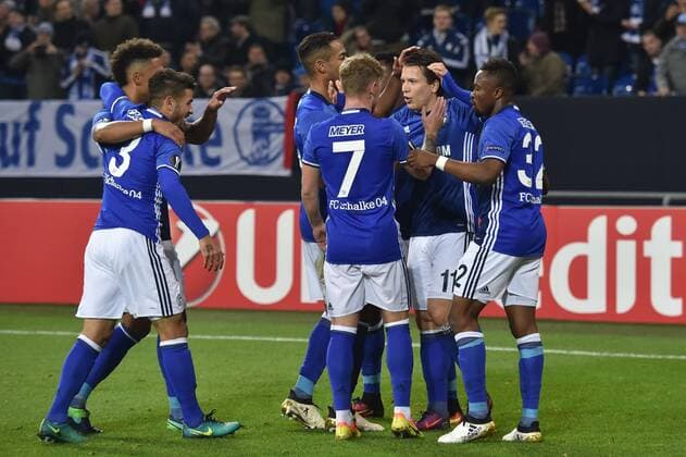 Themen der Woche - SPORT Bilder des Tages - SPORT 24.11.2016, Fussball UEFA Europa League, 2016 17, 5. Spieltag, FC Schalke 04 - OGC Nizza, v. l. Junior CAICARA (FC Schalke 04), Thilo KEHRER (FC Schalke 04), Max MEYER (FC Schalke 04, Yevhen KONOPLYANKA (FC Schalke 04) und Bernard TEKPETEY (FC Schalke 04) jubeln