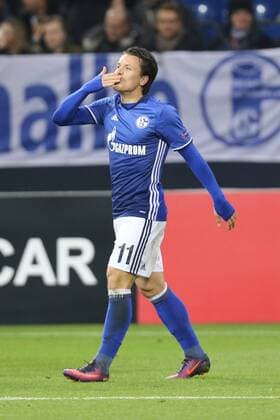 Torjubel Kuesschen nach dem Tor zum 1:0 dirch Yevhen Konoplyanka ( 11, FC Schalke 04), FC Schalke 04 vs. OGC Nizza, Fussball, UEFA Europa League, 24.11.2016, Gelsenkirchen Copyright: xDeutzmann Eibner-Pressefotox EP_CDN