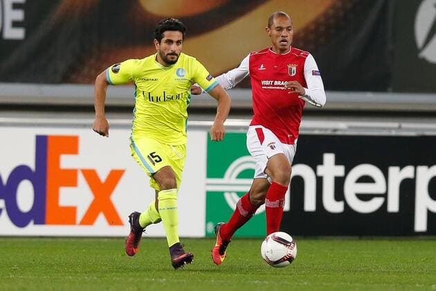 Gent s Kenneth Saief and Braga s Baiano fight for the ball during a fifth game in the group stage (group H) of the Europa League competition between Belgian soccer team KAA Gent and Portugese team SC Braga, Thursday 24 November 2016, in Gent. BRUNOxFAHY  x04982561x