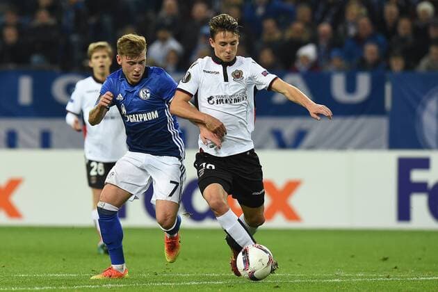Fußball Europa League Gruppenphase 5. Spieltag Schalke 04 - OGC Nizza am 24.11.2016 in der Veltins Arena in Gelsenkirchen Max Meyer ( Schalke ), links - Olivier Boscagli ( Nizza ), rechts xRx