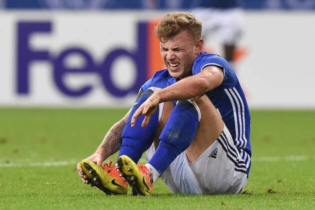 Fußball Europa League Gruppenphase 5. Spieltag Schalke 04 - OGC Nizza am 24.11.2016 in der Veltins Arena in Gelsenkirchen Max Meyer ( Schalke ) verletzt am Boden xRx