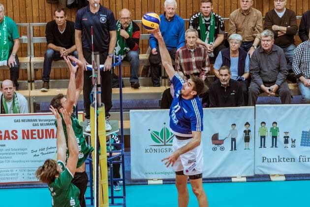 Angriff Daniel Malescha (11-Friedrichshafen) gegen Block Björn Andrae (08-Netzhoppers) und Paul Sprung (14-Netzhoppers) 24.11.2016, DVV-Pokal, Halbfinale, Männer