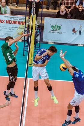 Angriff Björn Andrae (08-Netzhoppers) gegen Tomas Kocian (17-Friedrichshafen), Tomas Kocian (17-Friedrichshafen) 24.11.2016, DVV-Pokal, Halbfinale, Männer