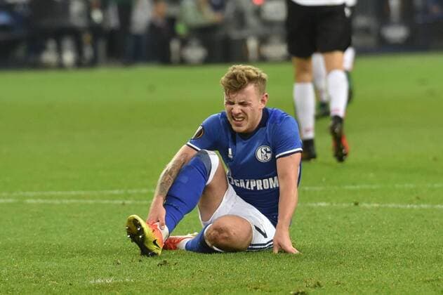 24.11.2016, Fussball UEFA Europa League, 2016 17, 5. Spieltag, FC Schalke 04 - OGC Nizza, Max MEYER (FC Schalke 04) fasst sich an den verletzten Fuß
