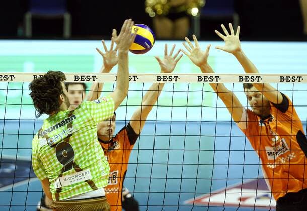Tobias Neumann im Angriff, Felix Fischer, Robert Kromm Volleyball DVV Pokal Halbfinale Bundesliga Herren Saison 2016 2017 24.11.2016 BR Volleys Berlin BRV vs. TSV Herrsching