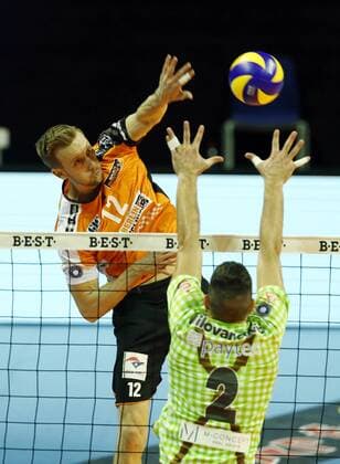 Paul Carroll im Angriff, Aleksandar Milovancevic Volleyball DVV Pokal Halbfinale Bundesliga Herren Saison 2016 2017 24.11.2016 BR Volleys Berlin BRV vs. TSV Herrsching