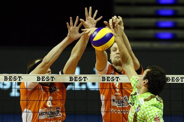 v.l. Felix Fischer, Robert Kromm, Julius Höfer Volleyball DVV Pokal Halbfinale Bundesliga Herren Saison 2016 2017 24.11.2016 BR Volleys Berlin BRV vs. TSV Herrsching