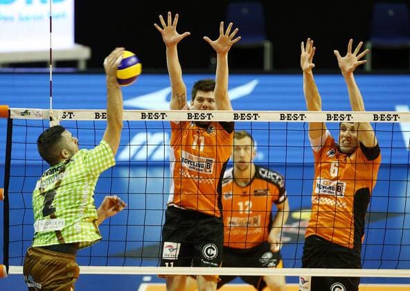 Aleksandar Milovancevic im Angriff, Tsimafei Zhukouski, Paul Carroll, Felix Fischer Volleyball DVV Pokal Halbfinale Bundesliga Herren Saison 2016 2017 24.11.2016 BR Volleys Berlin BRV vs. TSV Herrsching