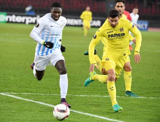 24.11.2016 Zürich Stadion Letzigrund Fussball Herren Europa League Saison 2016 2017 FC Zürich Villarreal CF Bild zeigt Moussa Kone (FC Zürich) li. gegen Victor Ruiz Aktion Zweikampf 