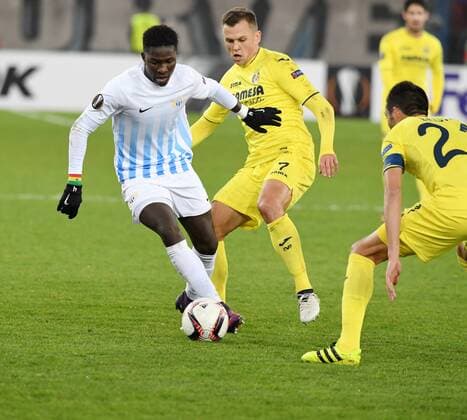 24.11.2016 Zürich Stadion Letzigrund Fussball Herren Europa League Saison 2016 2017 FC Zürich Villarreal CF Bild zeigt Moussa Kone (FC Zürich) gegen Denis Cheryshev Aktion zweikampf 