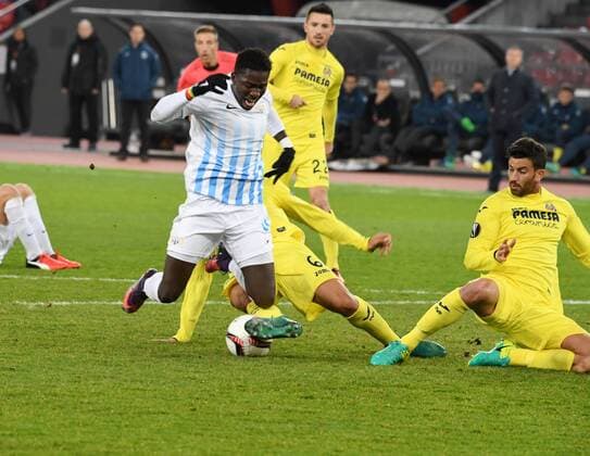 24.11.2016 Zürich Stadion Letzigrund Fussball Herren Europa League Saison 2016 2017 FC Zürich Villarreal CF Bild zeigt Moussa Kone (FC Zürich) wird im Strafraum gefoult Aktion Zweikampf 