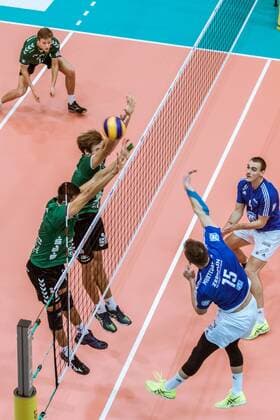 Angriff Armin Mustedanovic (15-Friedrichshafen) gegen Block Daniel Heinecke (12-Netzhoppers) und Paul Sprung (14-Netzhoppers) 24.11.2016, DVV-Pokal, Halbfinale, Männer