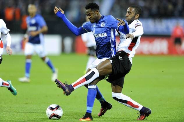 Fussball, UEFA Europe League, Herren, Saison 2016 2017, Gruppe I, 5. Spieltag, VELTINS Arena Gelsenkirchen: FC Schalke 04, S04 (blau) - OGC Nizza (weiss); Abdul Rahman Baba (S04), Ricardo (Nizza), Aktion.