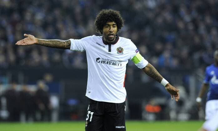 Bilder des Tages - SPORT Fussball, UEFA Europe League, Herren, Saison 2016 2017, Gruppe I, 5. Spieltag, VELTINS Arena Gelsenkirchen: FC Schalke 04, S04 (blau) - OGC Nizza (weiss); Dante (Nizza). Aktion, Einzelbild.
