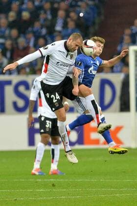 GER, Europa League, FC Schalke 04 vs OGC Nizza 24.11.2016, Veltins-Arena, Gelsenkirchen, GER, Europa League, FC Schalke 04 vs OGC Nizza, im Bild im Kopfballduell von links: Mathieu Bodmer ( Nizza 24 ), Max Meyer ( Schalke 7 ) Foto © nordphoto Treese nordphotoxTreese