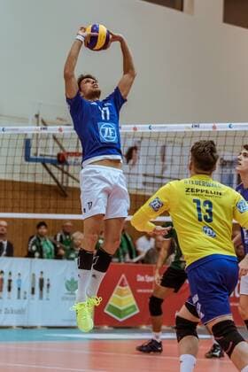 Zuspiel Tomas Kocian (17-Friedrichshafen) 24.11.2016, DVV-Pokal, Halbfinale, Männer