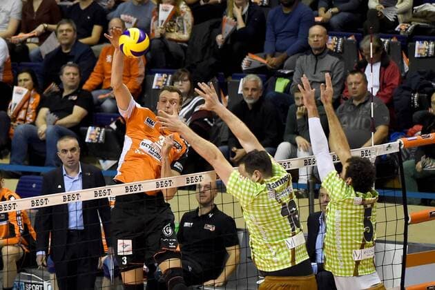 Volleyball, Herren, Saison 2016 17, DVV-Pokal, Halbfinale, BR Volleys - TSV Herrsching, Robert Kromm (Nr. 3, Berlin Recycling Volleys), Thomas Ranner (Nr. 18, TSV Herrsching), Julius Höfer (Nr. 5, TSV Herrsching), 24.11.16,