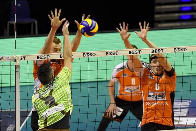 Volleyball, Herren, Saison 2016 17, DVV-Pokal, Halbfinale, BR Volleys - TSV Herrsching, Aleksandar Milovancevic (Nr. 2, TSV Herrsching), Paul Carroll (Nr. 12, Berlin Recycling Volleys), Felix Fischer (Nr. 6, Berlin Recycling Volleys), 24.11.16,
