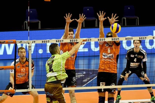 Volleyball, Herren, Saison 2016 17, DVV-Pokal, Halbfinale, BR Volleys - TSV Herrsching, Aleksandar Milovancevic (Nr. 2, TSV Herrsching), Aleksandar Okolic (Nr. 1, Berlin Recycling Volleys), Felix Fischer (Nr. 6, Berlin Recycling Volleys), 24.11.16,