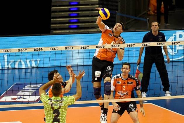 Volleyball, Herren, Saison 2016 17, DVV-Pokal, Halbfinale, BR Volleys - TSV Herrsching, Aleksandar Milovancevic (Nr. 2, TSV Herrsching), Tsimafei Zhukouski (Nr. 11, Berlin Recycling Volleys), Felix Fischer (Nr. 6, Berlin Recycling Volleys), Steven Marshall (Nr. 2, Berlin Recycling Volleys), 24.11.16,