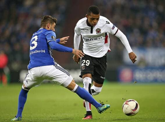 24.11.2016, Fussball UEFA Europa League 2016 2017, Gruppenphase, 5.Spieltag, FC Schalke 04 - OGC Nizza, in der VELTINS-Arena Gelsenkirchen. v.l. Junior Caicara (Schalke) gegen Dalbert (OGC Nizza) 