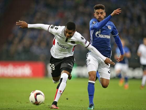 24.11.2016, Fussball UEFA Europa League 2016 2017, Gruppenphase, 5.Spieltag, FC Schalke 04 - OGC Nizza, in der VELTINS-Arena Gelsenkirchen. v.l. Dalbert (OGC Nizza) gegen Junior Caicara (Schalke) 