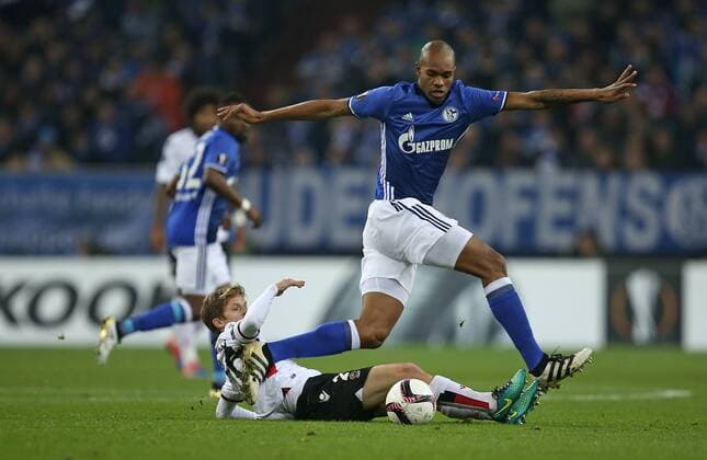 24.11.2016, Fussball UEFA Europa League 2016 2017, Gruppenphase, 5.Spieltag, FC Schalke 04 - OGC Nizza, in der VELTINS-Arena Gelsenkirchen. v.l. Vincent Koziello (OGC Nizza) gegen Naldo (Schalke) 