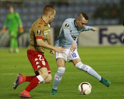 Standard Liege s French midfielder Adrien Trebel (L) fights for the ball striker Iago Aspas (R) of Celta Vigo during their UEFA Europa League match played at Balaidos stadium in Vigo, Galicia, Spain on 24 November 2016. Celta Vigo vs Standard Liege !ACHTUNG: NUR REDAKTIONELLE NUTZUNG!  DSA01 20161124-636156148305764093