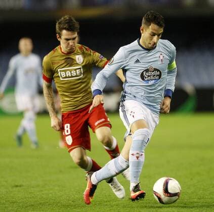 Standard Liege s Belgian striker Benito Raman (L) fights for the ball with defender Hugo Mallo (R) of Celta Vigo during their UEFA Europa League match played at Balaidos stadium in Vigo, Galicia, Spain on 24 November 2016. Celta Vigo vs Standard Liege !ACHTUNG: NUR REDAKTIONELLE NUTZUNG!  DSA01 20161124-636156148927424093