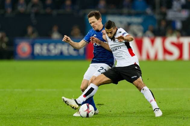 Gelsenkirchen, Germany 24.11.2016, UEFA Europa League - 2016 2017 Season, Gruppenphase, 5. Spieltag - Matchday 5, FC Schalke 04 - OGC Nizza, Sascha Riether (S04) und Younes Belhanda (NCE) im zweikampf ( DeFodi001