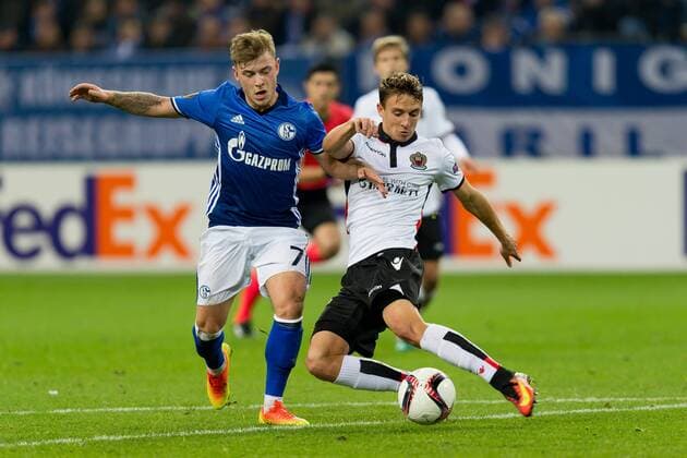 Gelsenkirchen, Germany 24.11.2016, UEFA Europa League - 2016 2017 Season, Gruppenphase, 5. Spieltag - Matchday 5, FC Schalke 04 - OGC Nizza, Max Meyer (S04) und Vincent Koziello (NCE) im zweikampf ( DeFodi001