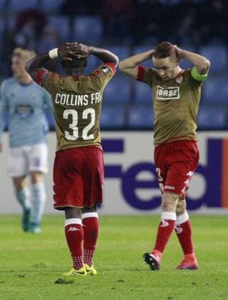 Standard Liege s Cameroonian defender Collins Fai (L) and his team mate Adrien Trebel (R) regret a goal missing ocassion against Celta Vigo during their UEFA Europa League match played at Balaidos stadium in Vigo, Galicia, Spain on 24 November 2016. Celta Vigo vs Standard Liege !ACHTUNG: NUR REDAKTIONELLE NUTZUNG!  DSA01 20161124-636156152209196093