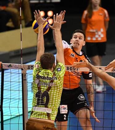 Steven Marshall (BR Volleys), beim Schmetterball, vorne Tom Strohbach (Herrsching), BR Volleys Berlin - TSV Herrsching Deutsche Volleyball Liga, Saison 2016 2017, Herren, Männer, Männer, men, Volleyball, Deutschland, Germany, Max-Schmeling-Halle Berlin, 24.11.2016