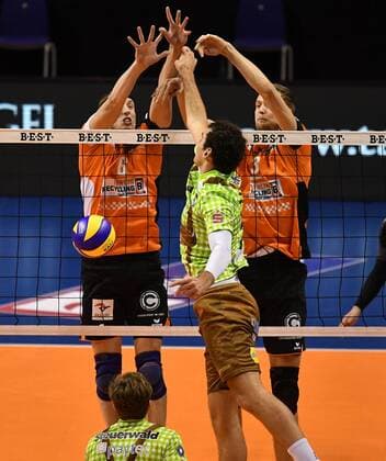 Julius Höfer (Herrsching), vorne, hinten Felix Fischer (BR Volleys), Robert Kromm (BR Volleys), BR Volleys Berlin - TSV Herrsching Deutsche Volleyball Liga, Saison 2016 2017, Herren, Männer, Männer, men, Volleyball, Deutschland, Germany, Max-Schmeling-Halle Berlin, 24.11.2016