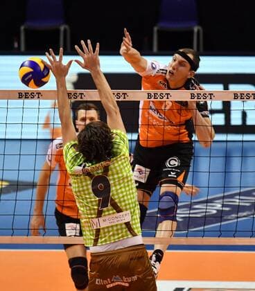 Felix Fischer (BR Volleys), beim Schmetterball, vorne Tobias Neumann (Herrsching), BR Volleys Berlin - TSV Herrsching Deutsche Volleyball Liga, Saison 2016 2017, Herren, Männer, Männer, men, Volleyball, Deutschland, Germany, Max-Schmeling-Halle Berlin, 24.11.2016