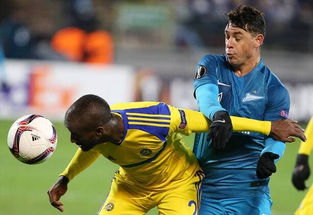 ST PETERSBURG, RUSSIA â€“ NOVEMBER 24, 2016: Maccabi Tel-Avivâ€™s Elazar Eli Dasa (L) and Zenit St Petersburgâ€™s Giuliano de Paula in their 2016 2017 UEFA Europa League Round 5 Group D football match at Petrovsky Stadium. Zenit St Petersburg won 2-0. Peter Kovalev TASS  TS038C18