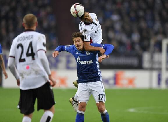 24.11.2016, Fussball UEFA Europa League, 2016 17, 5. Spieltag, FC Schalke 04 - OGC Nizza, Younes Belhanda (Nizza), re., gegen Benjamin Stambouli (Schalke 04)