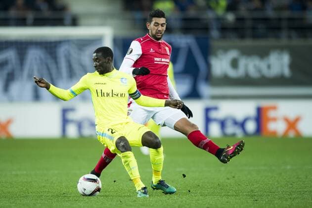 Gent s Nana Asare and Braga s Ahmed Hassan fight for the ball during a fifth game in the group stage (group H) of the Europa League competition between Belgian soccer team KAA Gent and Portugese team SC Braga, Thursday 24 November 2016, in Gent. JASPERxJACOBS  x04982644x