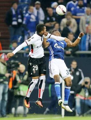 Ellebogencheck beim Kopfball von Dalbert Estevao ( 29, OGC Nizza) gegen Bernard Tekpetey ( 32, FC Schalke 04), FC Schalke 04 vs. OGC Nizza, Fussball, UEFA Europa League, 24.11.2016, Gelsenkirchen Copyright: xDeutzmann Eibner-Pressefotox EP_CDN