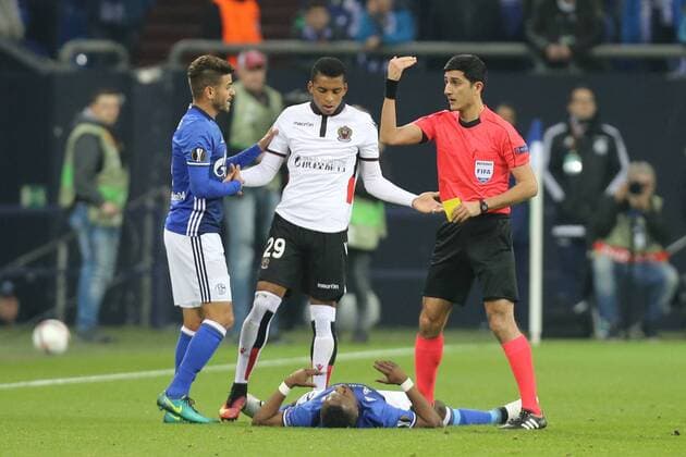 Bernard Tekpetey ( 32, FC Schalke 04) benommen am Boden, gelbe Karte fuer Dalbert Estevao ( 29, OGC Nizza) von Aliyar Aghayev (Schiedsrichter, Referee), daneben Junior Caicara ( 3, FC Schalke 04), FC Schalke 04 vs. OGC Nizza, Fussball, UEFA Europa League, 24.11.2016, Gelsenkirchen Copyright: xDeutzmann Eibner-Pressefotox EP_CDN